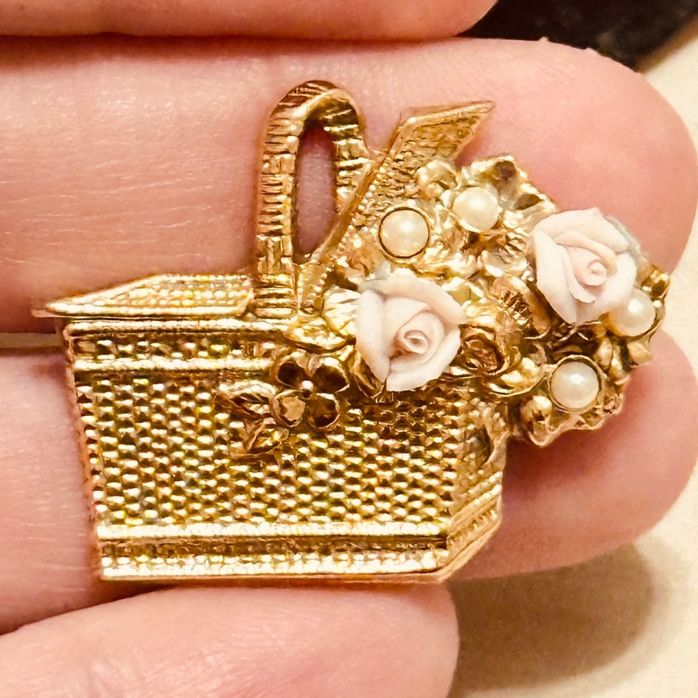1928 Brand Gold Tone Picnic Basket Brooch w/Pink Porcelain Roses & Faux Pearls